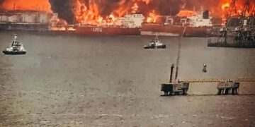 Дрони атакували Усть-Лугу в Ленінградській області: у портовій зоні виникла пожежа