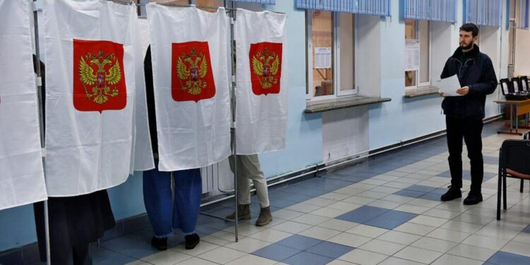 Росія почала дострокові вибори на окупованій Донеччині: до жителів їздять озброєні силовики 1 Росія почала дострокові “вибори” на окупованій Донеччині: до жителів їздять озброєні силовики