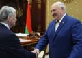 Білорусь погодилася відпустити 25 політвязнів: що отримає від США натомість 16 Білорусь погодилася відпустити 25 політв’язнів: що отримає від США натомість
