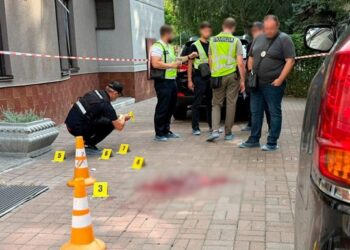 У Києві сталася стрілянина: є постраждалий, озброєного нападника розшукує поліція