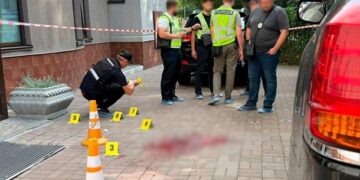У Києві сталася стрілянина: є постраждалий, озброєного нападника розшукує поліція