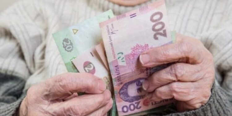 В Україні вже у жовтні можуть закінчитися гроші на виплату пенсій: деталі 1 В Україні вже у жовтні можуть закінчитися гроші на виплату пенсій: деталі