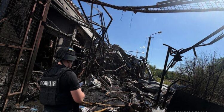 Росія атакувала Нову пошту у Дніпрі: є загиблий та поранені 1 Росія атакувала “Нову пошту” у Дніпрі: є загиблий та поранені