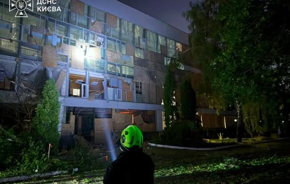 Російський удар пошкодив спорткомплекс КНУ імені Шевченка у Києві 1 Російський удар пошкодив спорткомплекс КНУ імені Шевченка у Києві