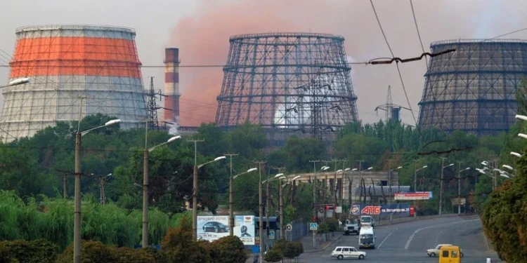 Найбільший металургійний завод України зупиняють через ракетні атаки: що відомо