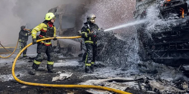 Росія атакувала Київ: загорілися склади, є постраждалий 1 Росія атакувала Київ: загорілися склади, є постраждалий