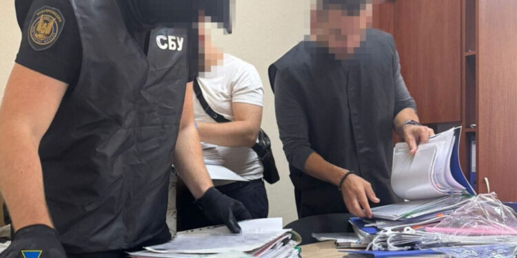 У Луганській ОВА чиновників спіймали на відкатах: йдеться про 5 млн гривень 1 У Луганській ОВА чиновників спіймали на “відкатах”: йдеться про 5 млн гривень