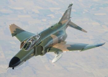 У Греції під час авіашоу розбився винищувач F-4 Phantom 3 У Греції під час авіашоу розбився винищувач F-4 Phantom