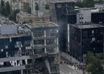 Російський дрон влучив в офісну будівлю в Києві: троє загиблих, семеро постраждалих 4 Російський дрон влучив в офісну будівлю в Києві: троє загиблих, семеро постраждалих