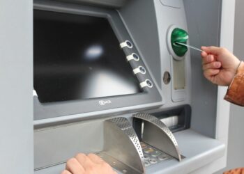 Скільки готівки можна зняти у банкоматах без комісії: умови банків