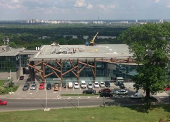 У Києві зафіксували влучання в районі КВЦ Парковий, де розташований офіс Слуги народу 5 У Києві зафіксували влучання в районі КВЦ “Парковий”, де розташований офіс “Слуги народу”