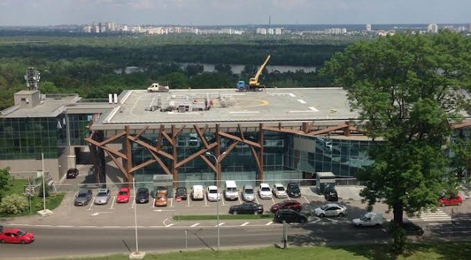 У Києві зафіксували влучання в районі КВЦ Парковий, де розташований офіс Слуги народу 1 У Києві зафіксували влучання в районі КВЦ “Парковий”, де розташований офіс “Слуги народу”