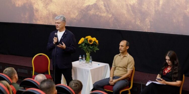 Порошенко на форумі Хроніки війни: ветеранська політика має бути справедливою, бо ці люди віддали своє здоровя за країну 1 Порошенко на форумі “Хроніки війни”: ветеранська політика має бути справедливою, бо ці люди віддали своє здоров’я за країну