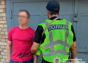 У Голосіївському районі чоловік із автоматом погрожував перехожому: його затримали