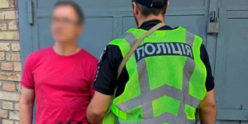 У Голосіївському районі чоловік із автоматом погрожував перехожому: його затримали