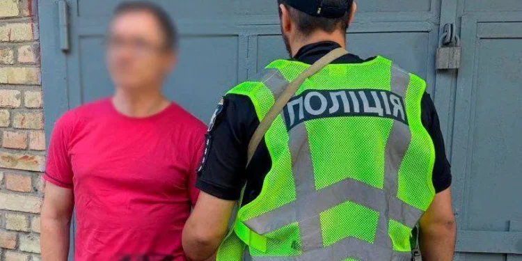 У Голосіївському районі чоловік із автоматом погрожував перехожому: його затримали 1 У Голосіївському районі чоловік із автоматом погрожував перехожому: його затримали