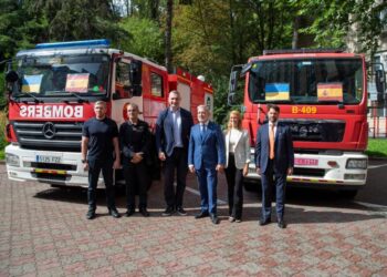 Київ отримав нові пожежні автомобілі від Барселони