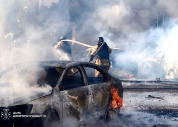 Росіяни вдарили по ТРЦ у Павлограді: є загиблі та поранені