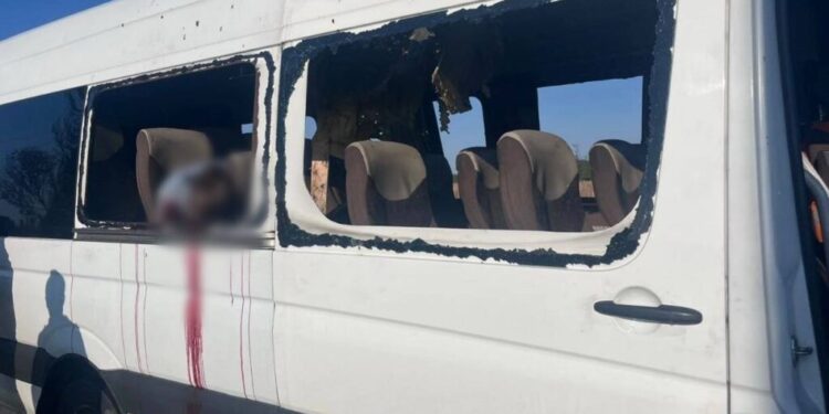 РФ атакувала рейсовий автобус на Нікопольщині: є загиблі і поранені 1 РФ атакувала рейсовий автобус на Нікопольщині: є загиблі і поранені