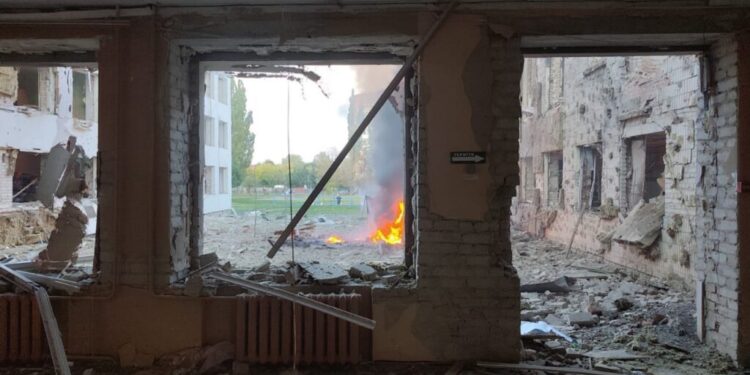 Просто кончені виродки: Зеленський відреагував на удар по школі в Сумах 1 “Просто кончені виродки”: Зеленський відреагував на удар по школі в Сумах