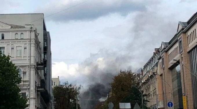 Росіяни вдарили по будівлі СБУ в центрі Києва: дрон влучив у кабінет керівника відомства 1 Росіяни вдарили по будівлі СБУ в центрі Києва: дрон влучив у кабінет керівника відомства