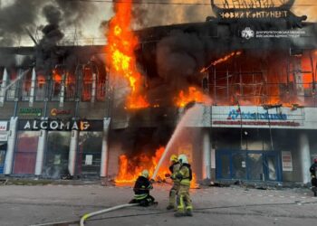 Росіяни атакували торгівельний центр у Дніпрі: на місці влучання зайнялась пожежа, є поранені 6 Росіяни атакували торгівельний центр у Дніпрі: на місці влучання зайнялась пожежа, є поранені
