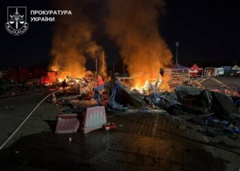 Росіяни вдарили по ринку Столичний на Київщині: дві людини загинули, ще 10 поранені 2 Росіяни вдарили по ринку “Столичний” на Київщині: дві людини загинули, ще 10 поранені