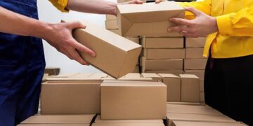 Посилки з-за кордону можуть подорожчати: Рада у першому читанні підтримала законопроєкт про ПДВ