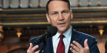 Польща має брати участь у переговорах щодо війни в Україні: Сікорський назвав причину