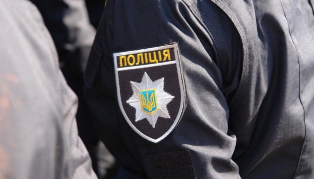 У гіпермаркеті Ковеля чоловік із сокирою напав на людей: троє постраждалих 1 У гіпермаркеті Ковеля чоловік із сокирою напав на людей: троє постраждалих