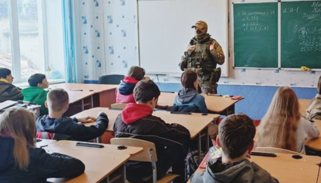 У Росії посилюють стеження за школярами: ФСБ отримає доступ до камер у школах 1 У Росії посилюють стеження за школярами: ФСБ отримає доступ до камер у школах