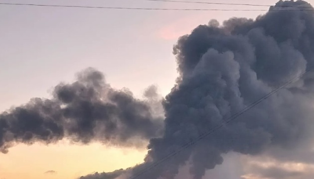 Удар по Росії: у Воронежі фіксують пожежу поблизу військового аеродрому 1 Удар по Росії: у Воронежі фіксують пожежу поблизу військового аеродрому