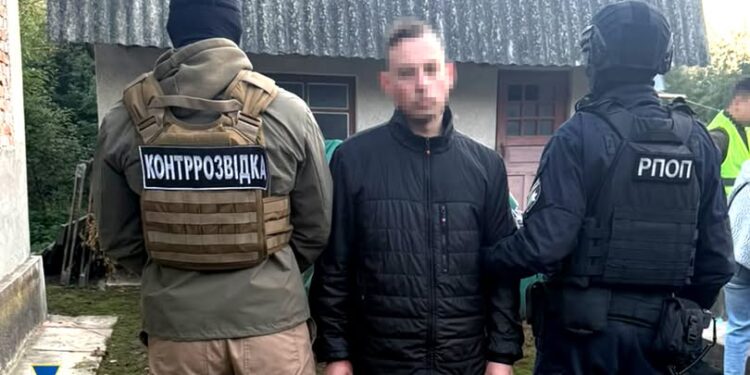 Завербували під чужим прапором: на Тернопільщині затримали агента РФ, який підпалив банк 1 Завербували “під чужим прапором”: на Тернопільщині затримали агента РФ, який підпалив банк