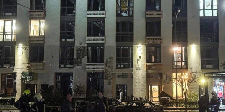 Російський дрон влучив у багатоповерхівку в Києві: є загибла та 11 постраждалих 1 Російський дрон влучив у багатоповерхівку в Києві: є загибла та 11 постраждалих