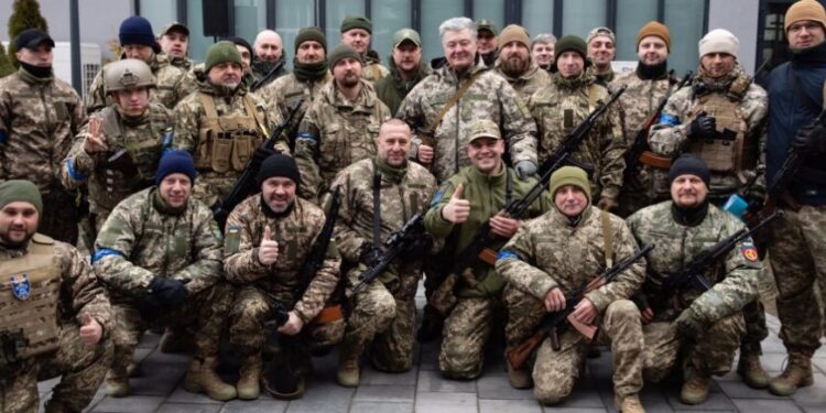 Порошенко: Тероборона – це люди, які без роздумів стали на захист України 1 Порошенко: Тероборона – це люди, які без роздумів стали на захист України