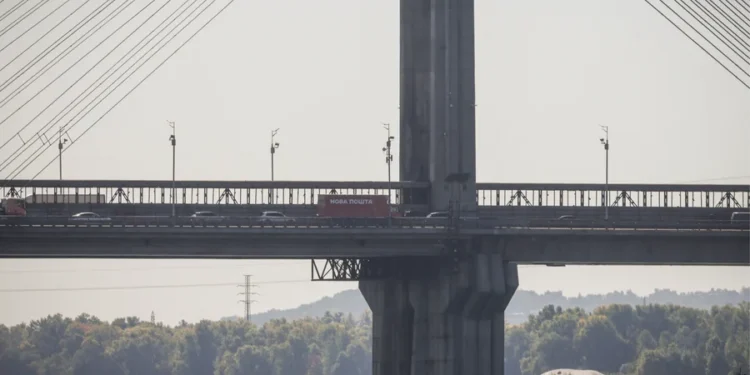 У Києві змінили правила руху мостами під час повітряної тривоги: що треба знати 1 У Києві змінили правила руху мостами під час повітряної тривоги: що треба знати