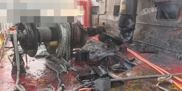 У Чорному морі загорілося цивільне судно після удару російського дрона: є загиблий та поранені