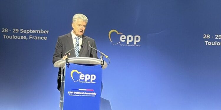 Порошенко закликав Євросоюз терміново масштабувати виробництво новітньої зброї 1 Порошенко закликав Євросоюз терміново масштабувати виробництво новітньої зброї