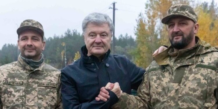 Багі, квадроцикли, генератори: Порошенко передав військовим чергову партію допомоги