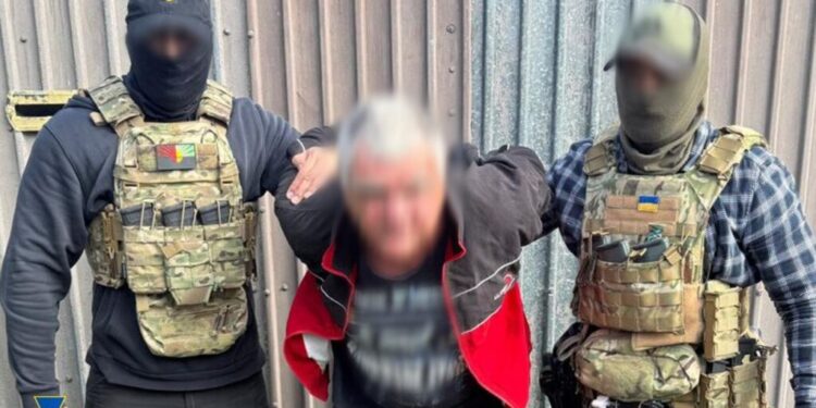 Полювали на військові колони та командні пункти: СБУ затримала агентів РФ 1 Полювали на військові колони та командні пункти: СБУ затримала агентів РФ