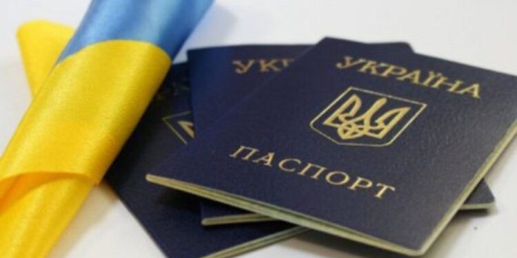 Міграційна служба змінила умови видачі паспортів чоловікам призовного віку за кордоном: що треба знати 1 Міграційна служба змінила умови видачі паспортів чоловікам призовного віку за кордоном: що треба знати