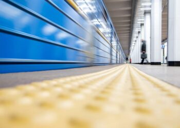 У Києві відновили рух метро червоною лінією 2 У Києві відновили рух метро “червоною лінією”