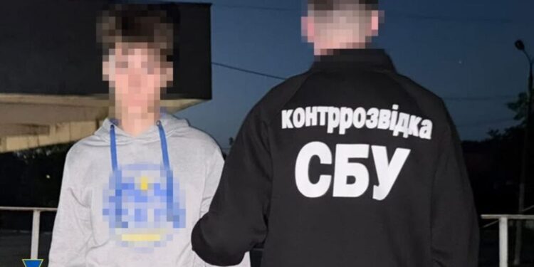 Планував теракт у Хмельницькому: СБУ затримала неповнолітнього, який виготовляв саморобну вибухівку 1 Планував теракт у Хмельницькому: СБУ затримала неповнолітнього, який виготовляв саморобну вибухівку