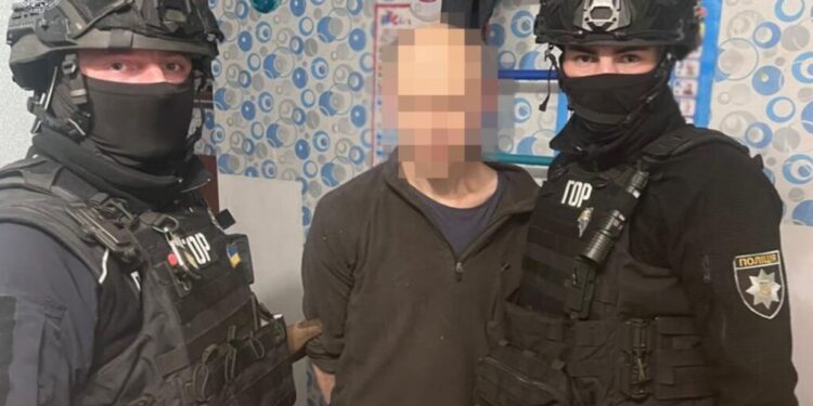 На Львівщині чоловік поранив ножем військового ТЦК та вистрілив у поліцейського: деталі 1 На Львівщині чоловік поранив ножем військового ТЦК та вистрілив у поліцейського: деталі