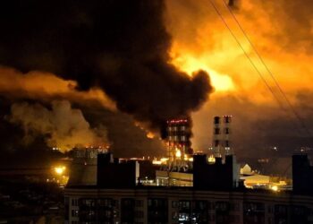 У Росії атаковано Санкт-Петербург: у місті вирують пожежі та зникло світло