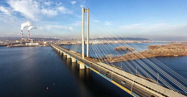 Дрон влучив у Південний міст у момент, коли ним їхав потяг метро 1 Дрон влучив у Південний міст у момент, коли ним їхав потяг метро